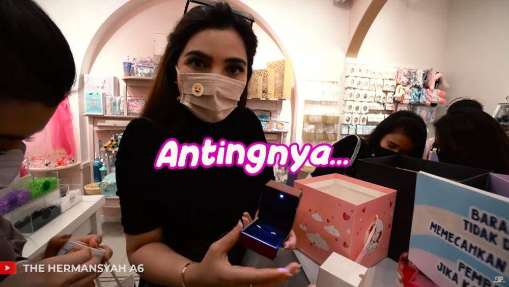 kado Ashanty (YouTube.com/The Hermansyah A6)