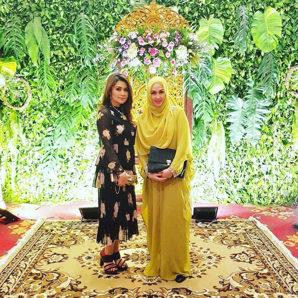 Gaya kondangan Dina Lorenza. (instagram.com/dinalorenza1975)