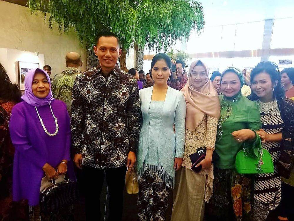 Gaya kondangan Dina Lorenza. (instagram.com/dinalorenza1975)