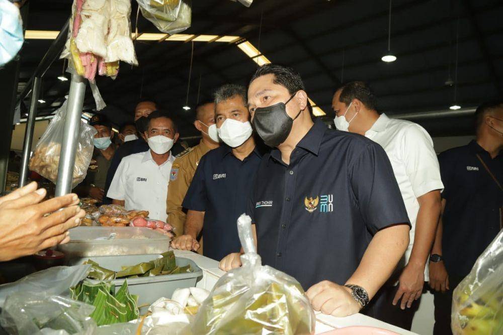 Menteri BUMN Erick Thohir bersama Menteri Perdagangan RI Muhammad Luthfi, Direktur Utama BRI Sunarso dalam peresmian Pasar Dorowati di Kabupaten Kebumen dan Pasar Purworejo di Kabupaten Purworejo, Jawa Tengah. (Dok. BRI)