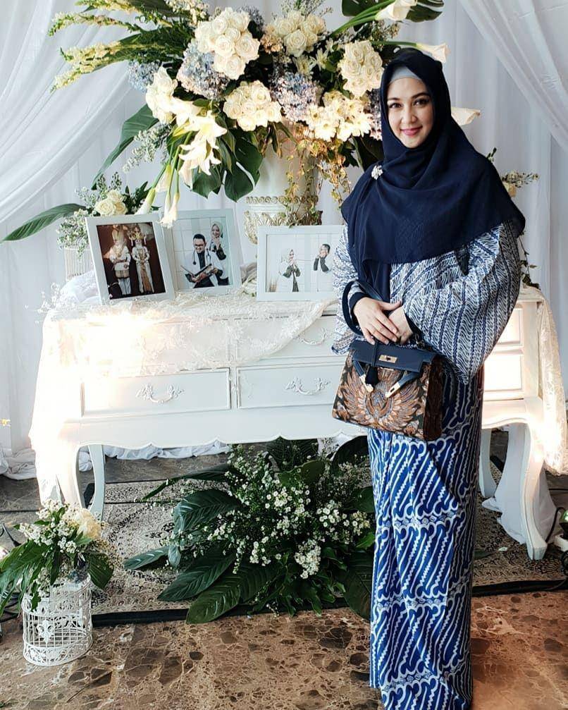 Gaya kondangan Dina Lorenza. (instagram.com/dinalorenza1975)