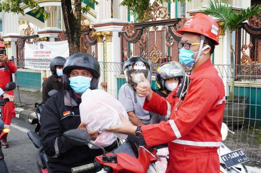 Pertamina memperingatan bulan K3 di Balikpapan dengan membagi-bagi helm bagi penggendara kendaraan roda dua, Rabu (23/2/2022). Foto Pertamina
