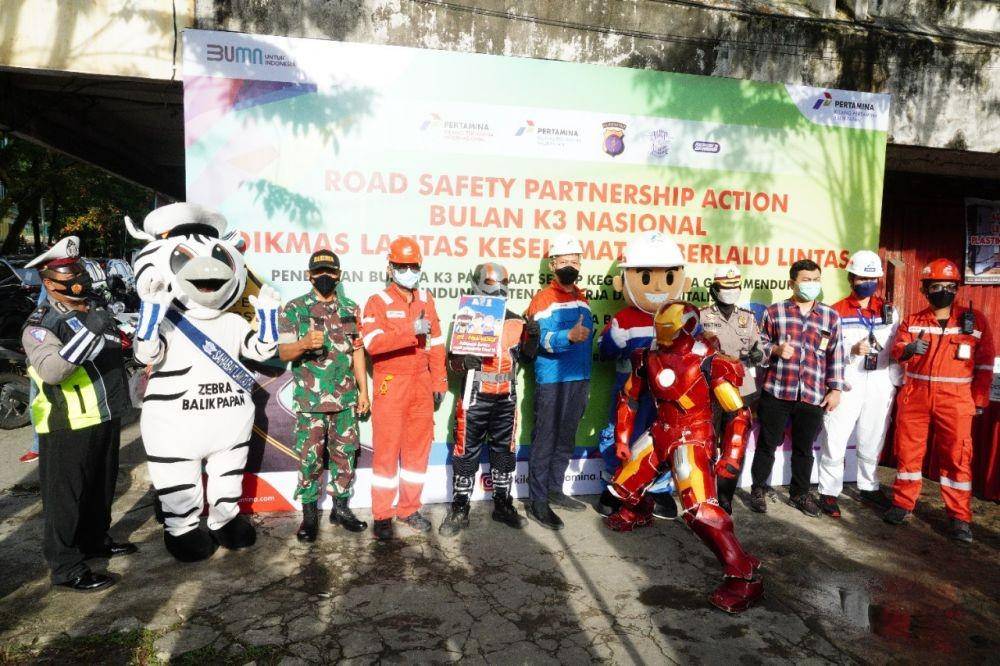 Pertamina memperingatan bulan K3 di Balikpapan dengan membagi-bagi helm bagi penggendara kendaraan roda dua, Rabu (23/2/2022). Foto Pertamina