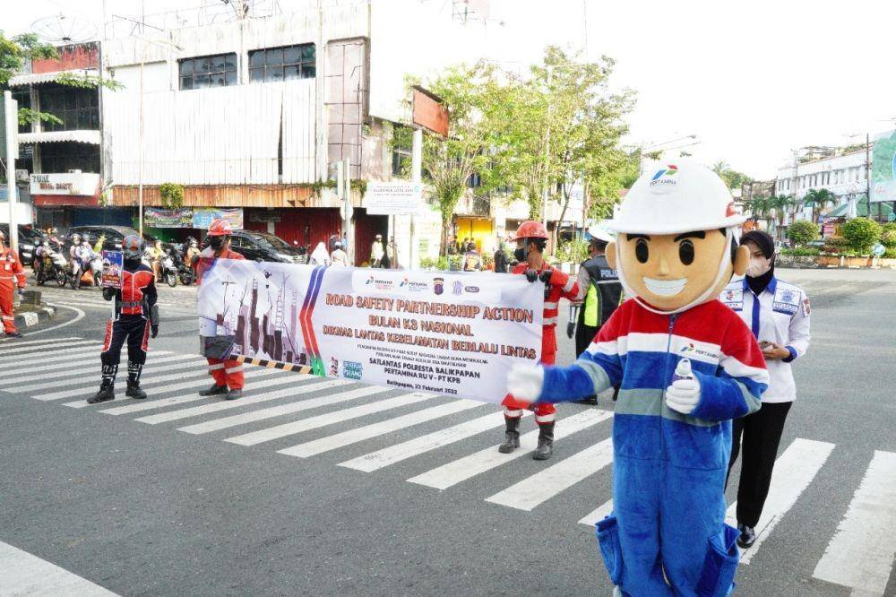 Pertamina memperingatan bulan K3 di Balikpapan dengan membagi-bagi helm bagi penggendara kendaraan roda dua, Rabu (23/2/2022). Foto Pertamina