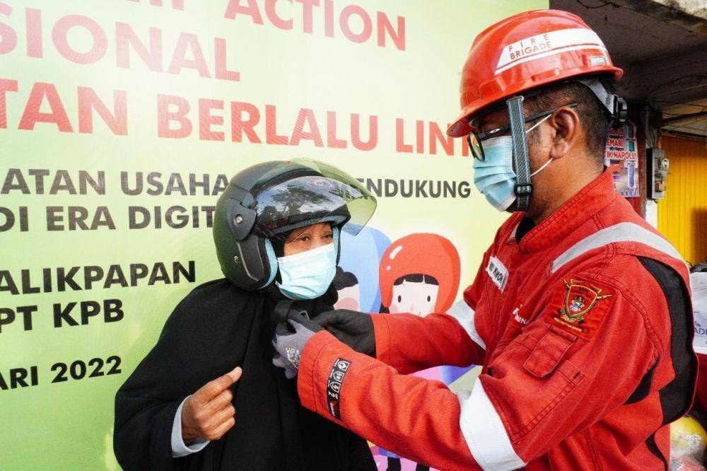 Pertamina memperingatan bulan K3 di Balikpapan dengan membagi-bagi helm bagi penggendara kendaraan roda dua, Rabu (23/2/2022). Foto Pertamina