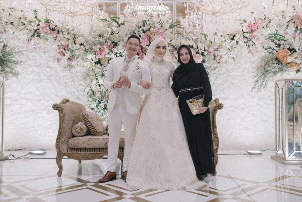 Gaya kondangan Dina Lorenza. (instagram.com/dinalorenza1975)