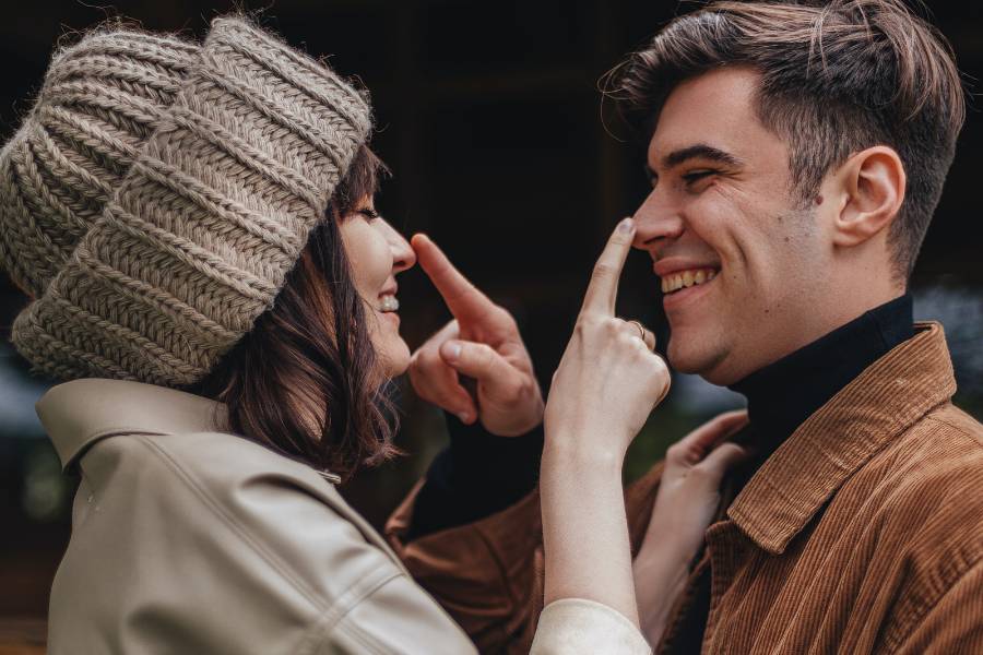 ilustrasi sahabat jadi cinta (pexels.com/@victoria-strelka_ph-128225472)