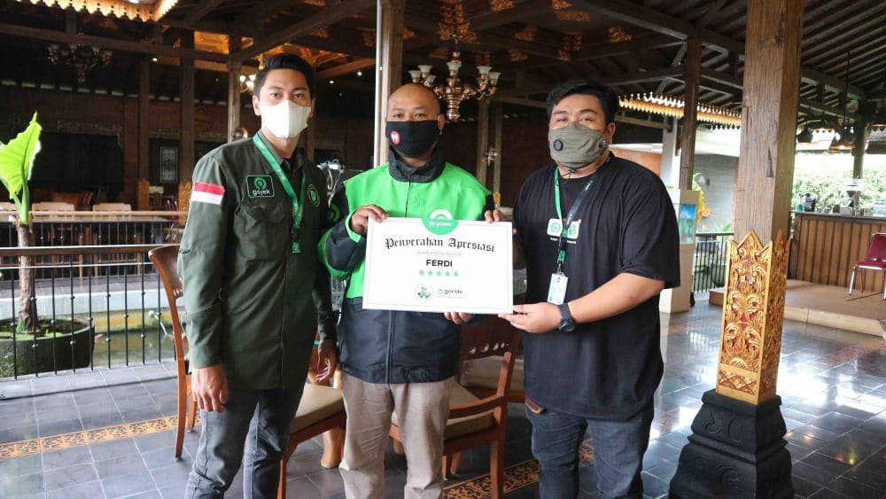Mitra Gojek Sukabumi Ferdi (32 Tahun) saat penyerahan apresiasi Driver Jempolan (Dok. Gojek)