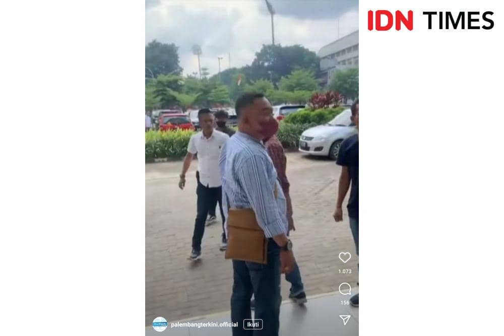 Viral Video Penagih Utang Keroyok Polisi di Depan Mal Palembang (IDN Times/Tangkapan Layar)