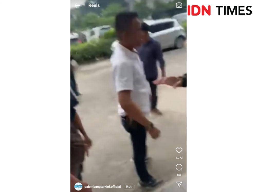 Viral Video Penagih Utang Keroyok Polisi di Depan Mal Palembang (IDN Times/Tangkapan Layar)