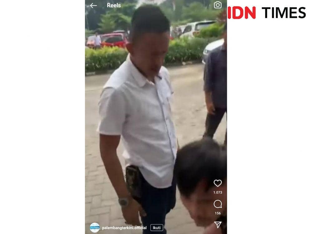 Viral Video Penagih Utang Keroyok Polisi di Depan Mal Palembang (IDN Times/Tangkapan Layar)