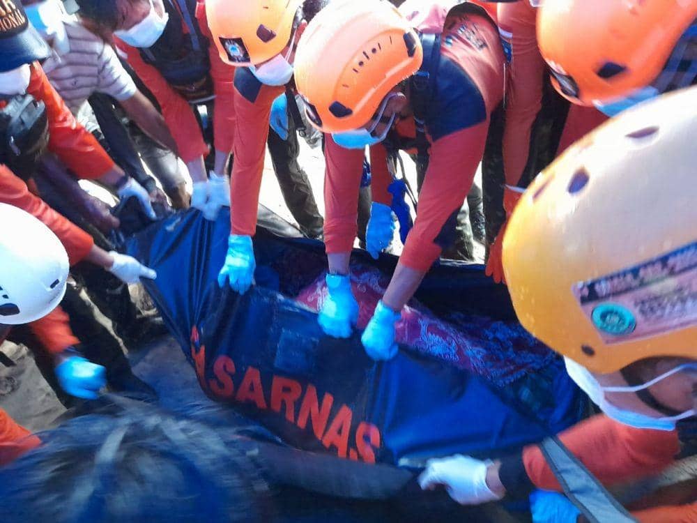 Proses evakuasi pemuda terseret arus sungai di Jeneponto. (Dok. Basarnas Sulsel)