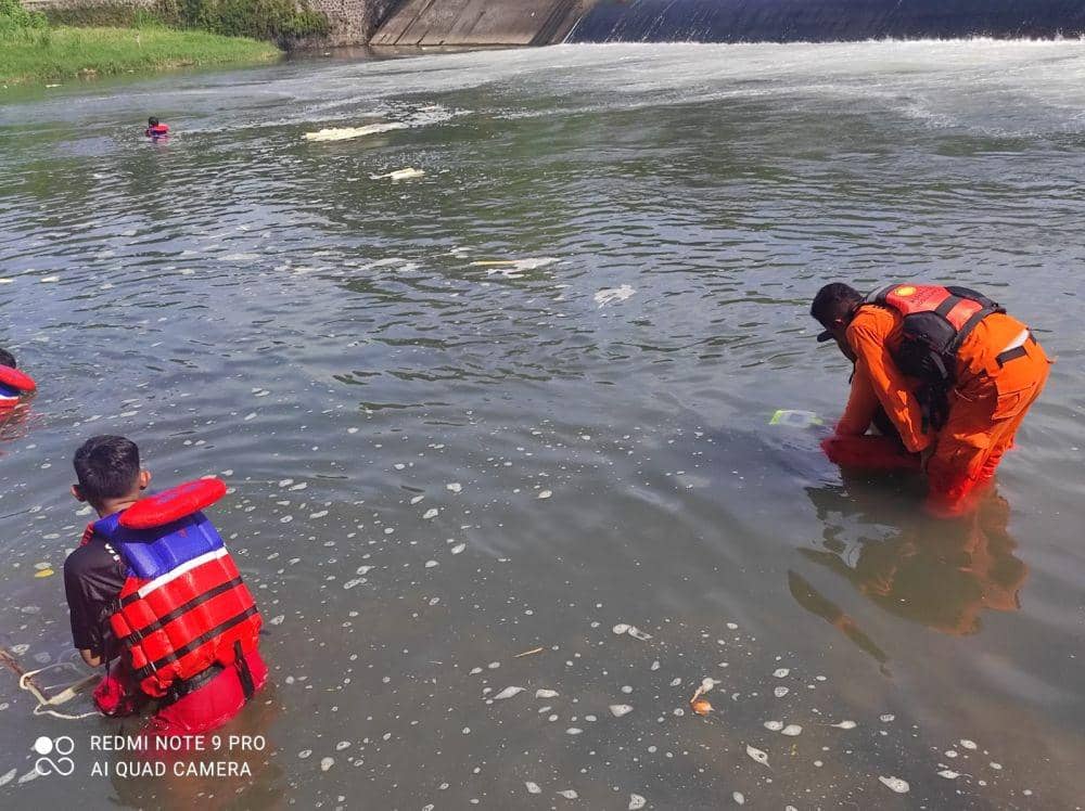 Tim SAR gabungan melakukan pencarian pemancing yang terjatuh ke sungai. (Dok. Basarnas Yogyakarta)