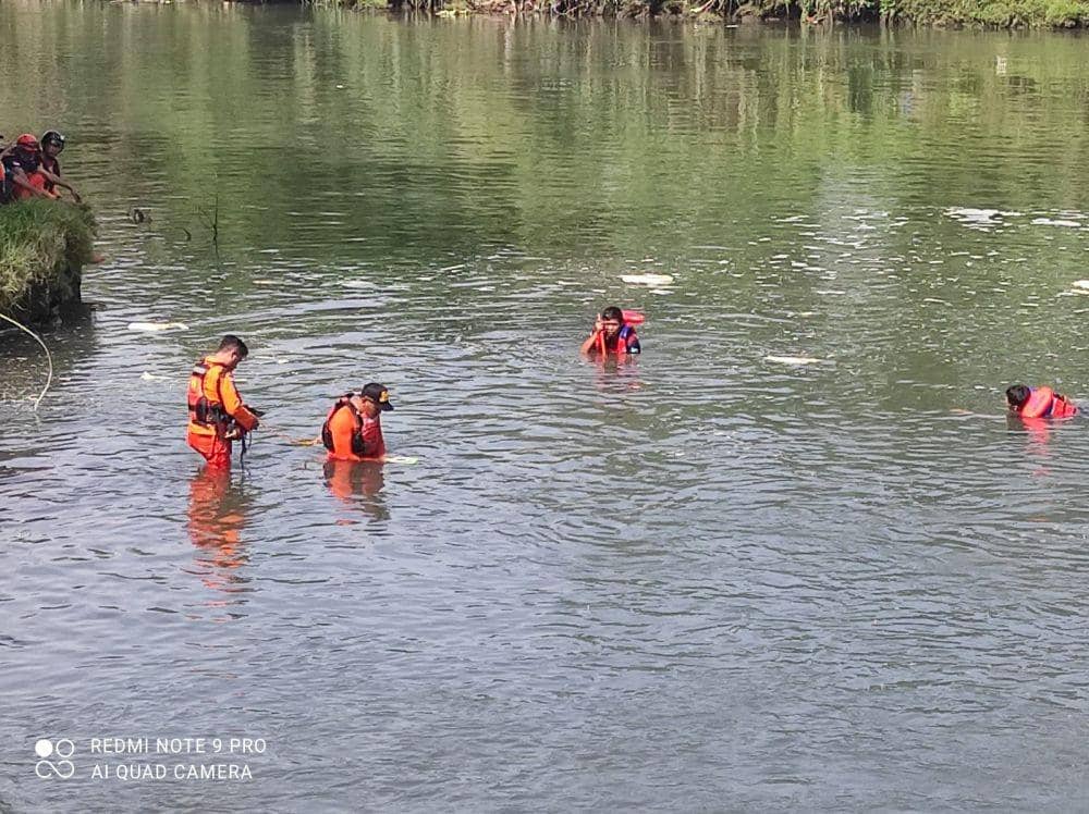 Tim SAR gabungan melakukan pencarian pemancing yang terjatuh ke sungai. (Dok. Basarnas Yogyakarta)