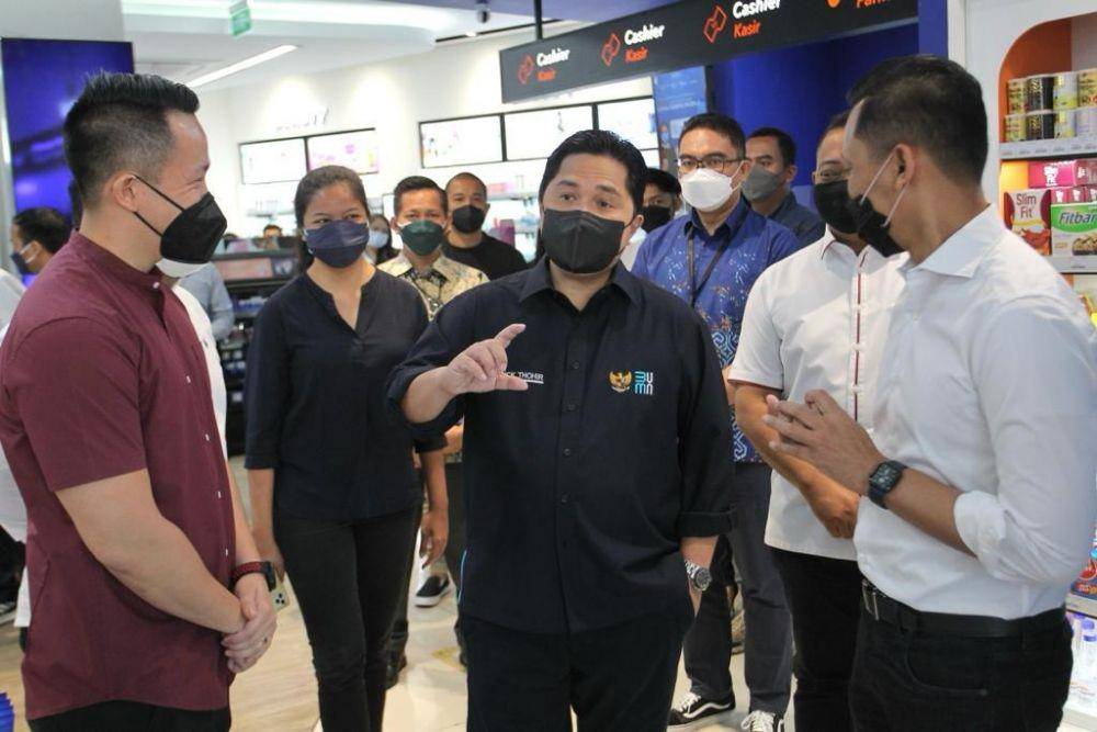 Erick Thohir periksa kesiapan layanan vaksinasi booster Sinopharm di Klinik Kimia Farma (dok. Kementerian BUMN)