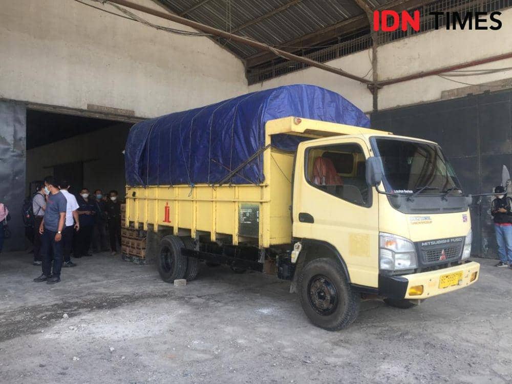 Temuan minyak goreng kemasan sebanyak 32 ribu dus atau sekitar 345.600 liter di gudang penyimpanan CV. Sinar Laut, Jalan Soekarno Hatta, Bandra Lampung. (IDN Times/Tama Yudha Wiguna)