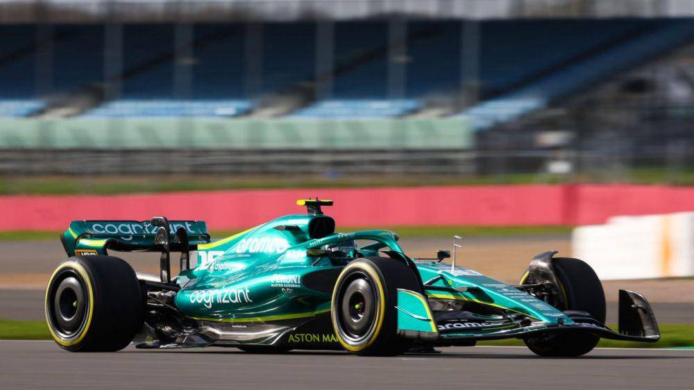 Lance Stroll saat mengemudikan AMR22 di Silverstone. (formula1.com)