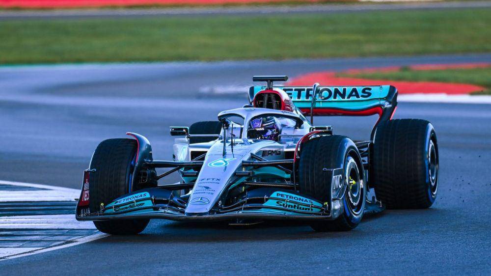 Lewis Hamilton mengendarai W13 di Silverstone. (formula1.com)