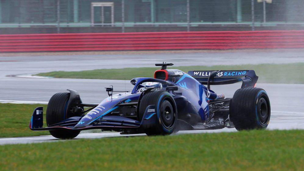 Nicholas Latifi menjajal FW44 dengan ban jenis wet di Silverstone. (formula1.com)