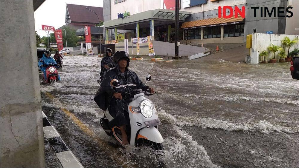 Banjir di Jalan AP Pettarani Makassar. IDN Times/Sahrul Ramadan