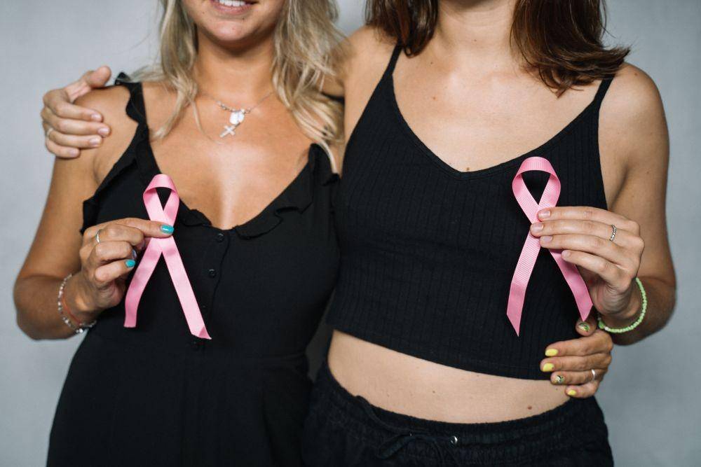 ilustrasi solidaritas kanker payudara (pexels.com/Anna Tarazevich)