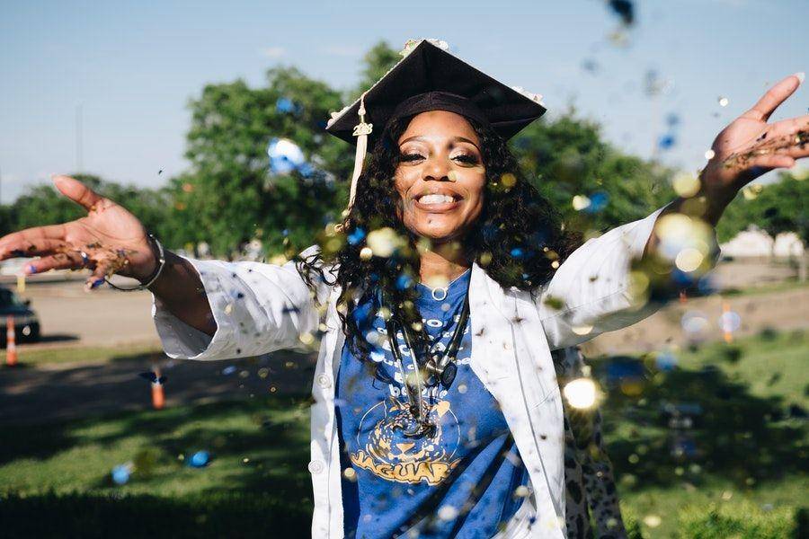 ilustrasi wisuda (pexels.com/@joshua-mcknight-442355)