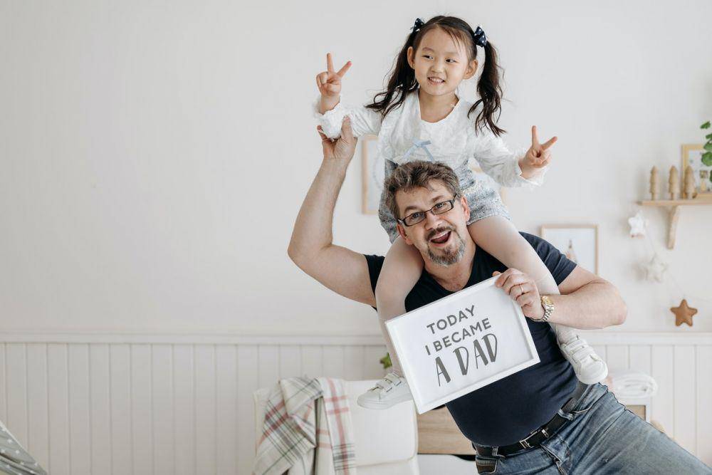 ilustrasi ayah dan anak yang ekspresif (pexels.com/Pavel Danilyuk)