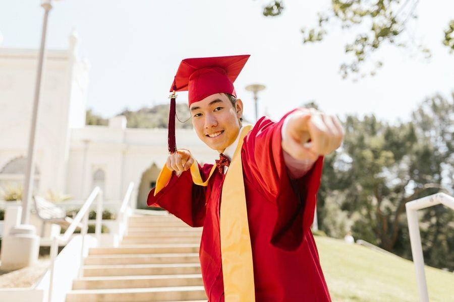 ilustrasi wisuda (pexels.com/@rodnae-prod)