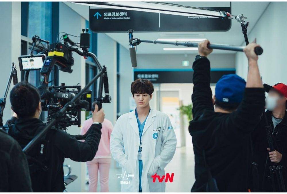Potret pemain drama Korea Ghost Doctor saat di balik layar. (instagram.com/tvn_drama)