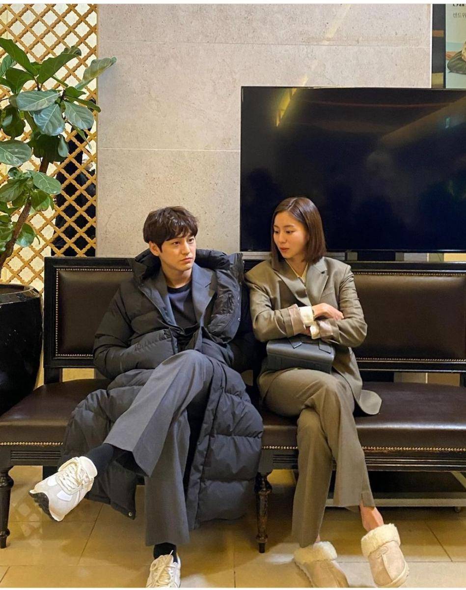 Potret pemain drama Korea Ghost Doctor saat di balik layar. (instagram.com/k.kbeom)