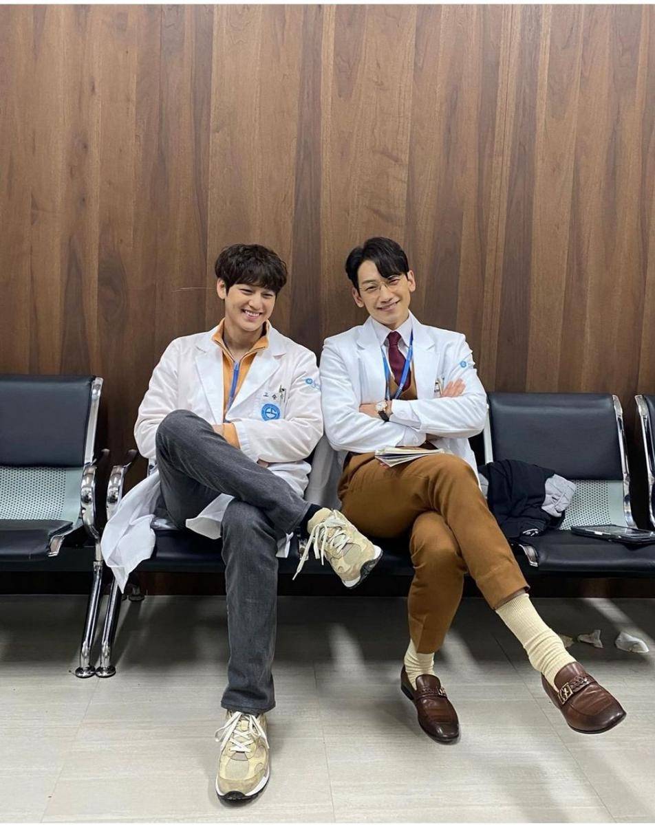 Potret pemain drama Korea Ghost Doctor saat di balik layar. (instagram.com/k.kbeom)