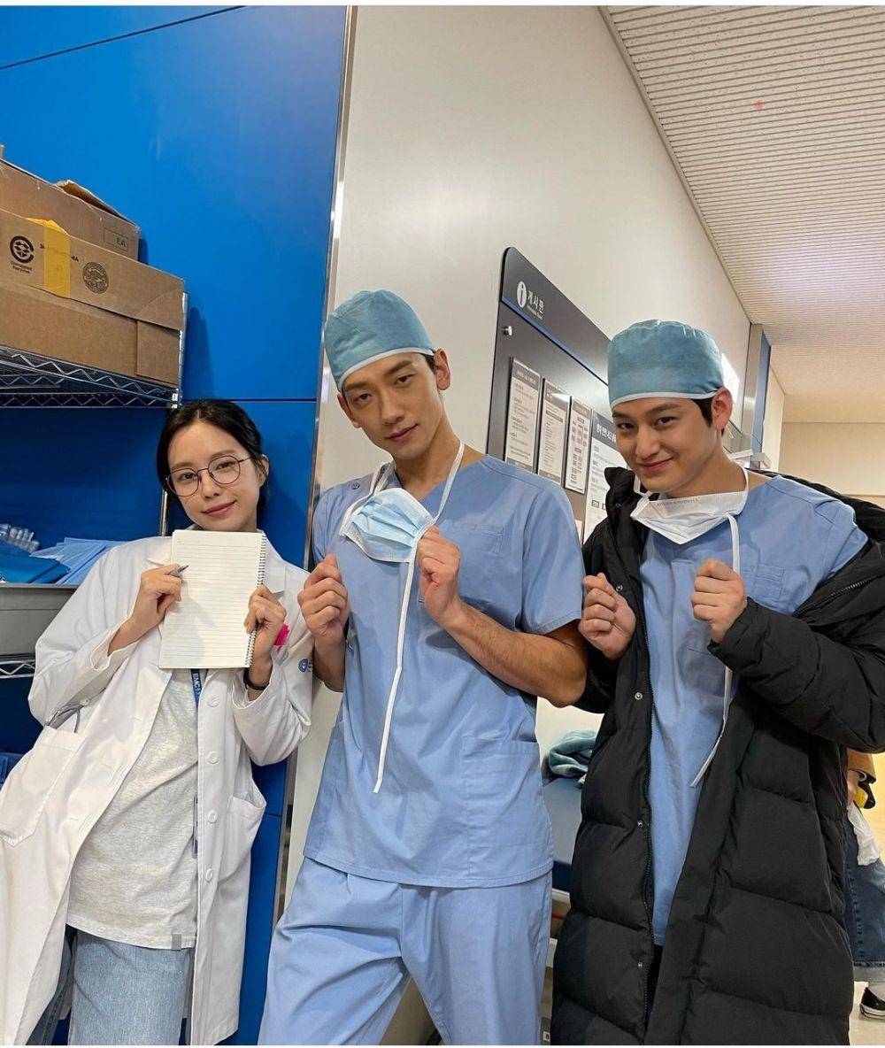 Potret pemain drama Korea Ghost Doctor saat di balik layar. (instagram.com/marcellasne_)