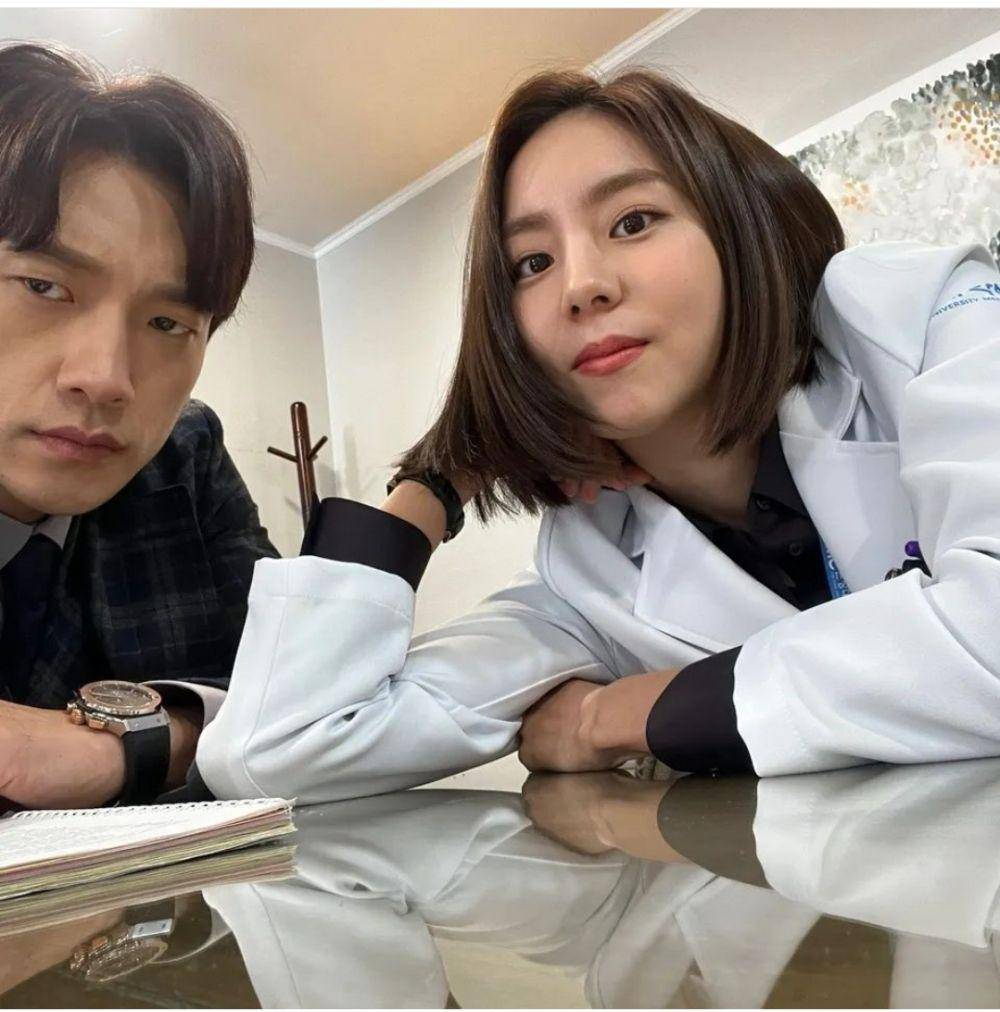 Potret pemain drama Korea Ghost Doctor saat di balik layar. (instagram.com/kim_uieing49)