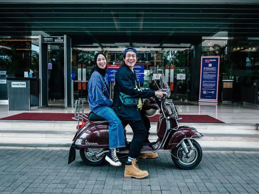 9 Potret Melki Bajaj dan Istri Berpose Bersama Vespa, Pasangan Biker!
