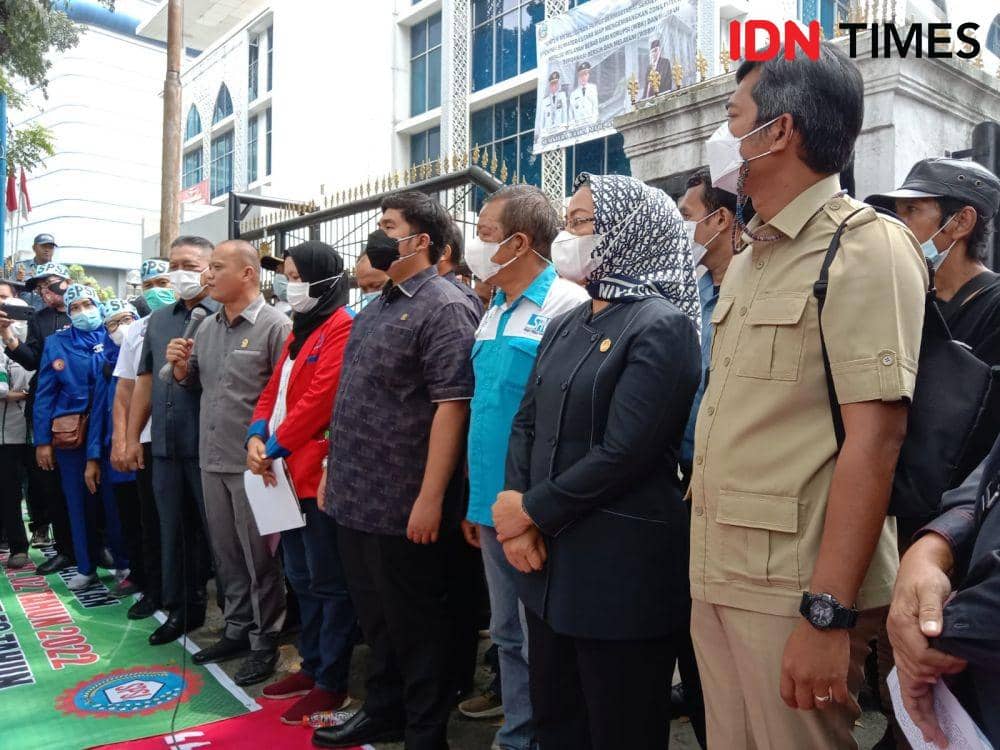 Berkat Laoli menanggapi aksi buruh tolak JHT (IDN Times/Yurika Febrianti)