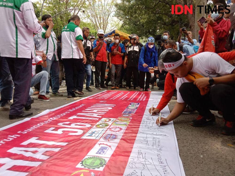 Penandatangan petisi tolak JHT di depan DPRD Sumut (IDN Times/Yurika Febrianti)