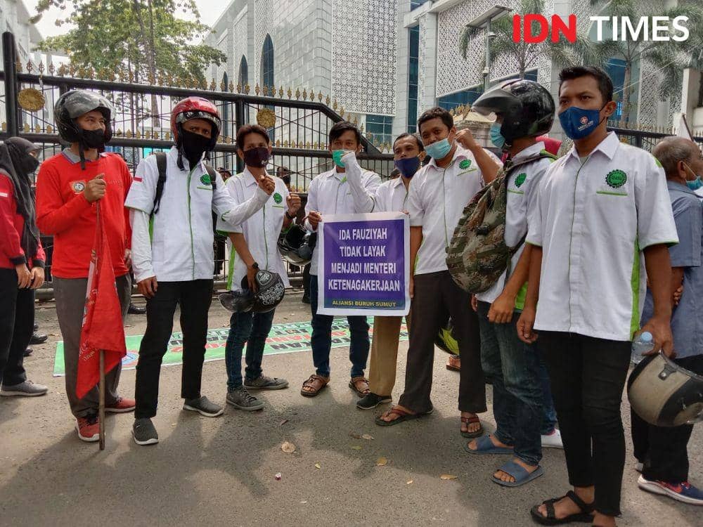 Massa aksi Melawan 'Jahat 56 Tahun' di depan DPRD Sumut (IDN Times/Yurika Febrianti)