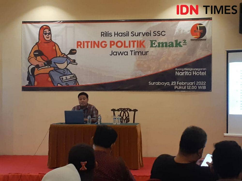 Peneliti SSC, Ikhsan Rosidi saat memaparkan hasil survei SSC di Hotel Narita Surabaya, Rabu (23/2/2022). IDN Times/ Ardiansyah Fajar.