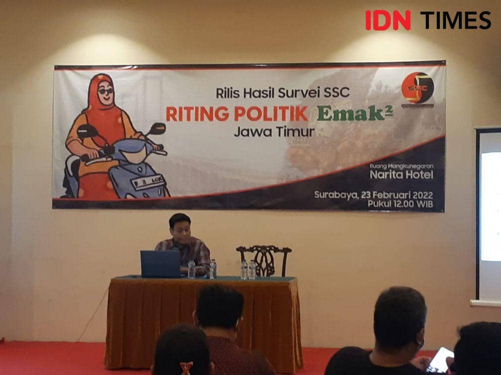Peneliti SSC, Ikhsan Rosidi saat memaparkan hasil survei SSC di Hotel Narita Surabaya, Rabu (23/2/2022). IDN Times/ Ardiansyah Fajar.