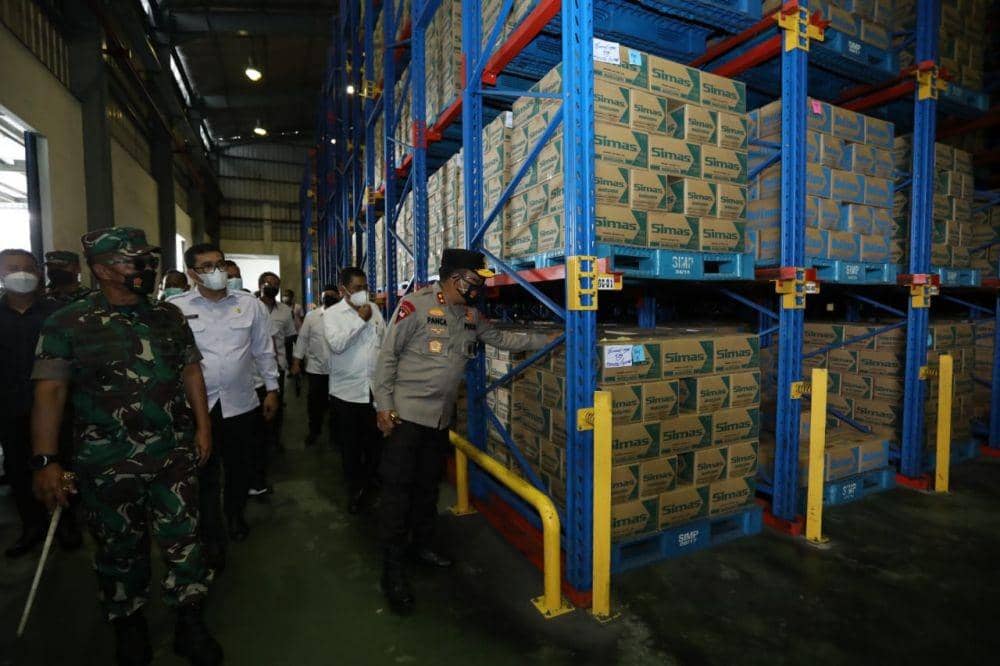 Polda Sumut dan Kodam I/BB meninjau kondisi stok minyak goreng di PT SIMP. (Dok Polda Sumut)