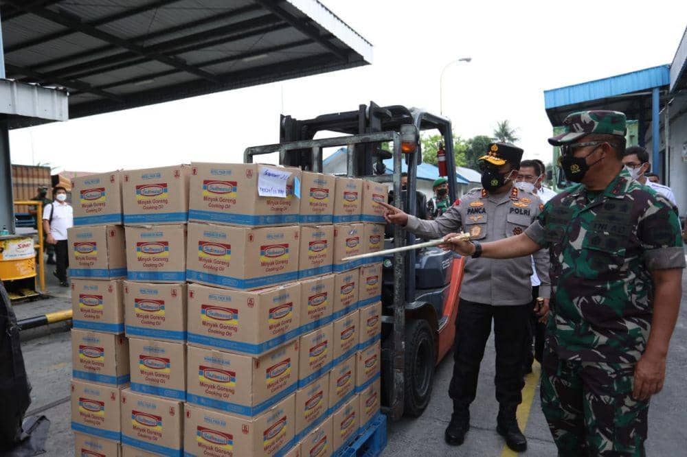 Polda Sumut dan Kodam I/BB melakukan pengecekan stok minyak goreng di PT SIMP, Kabupaten Deli Serdang, Sumut, Rabu (23/2/2022). (Dok: Polda Sumut)