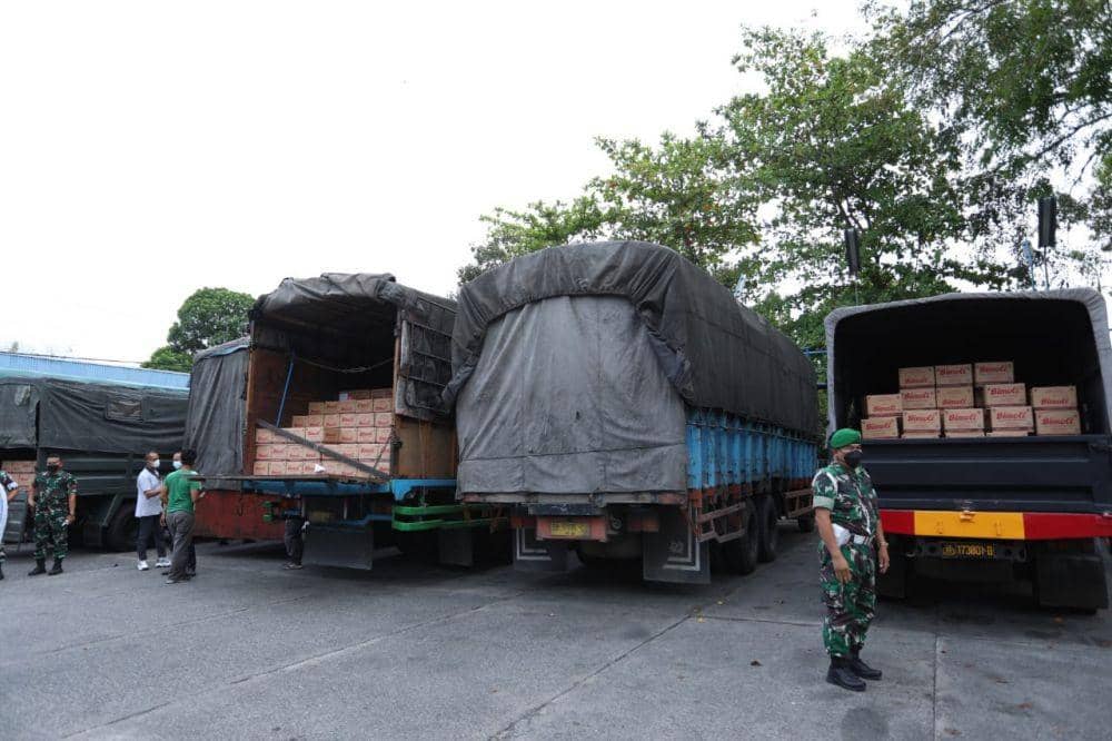 Armada milik TNI dan Polri juga diturunkan untuk membantu proses distribusi. (Dok: Polda Sumut)