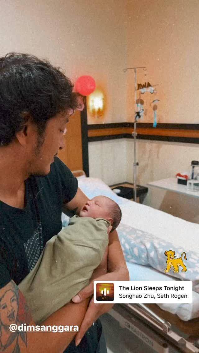 Dimas Anggara momong baby Djiwa (Instagram.com/nadinelist/)