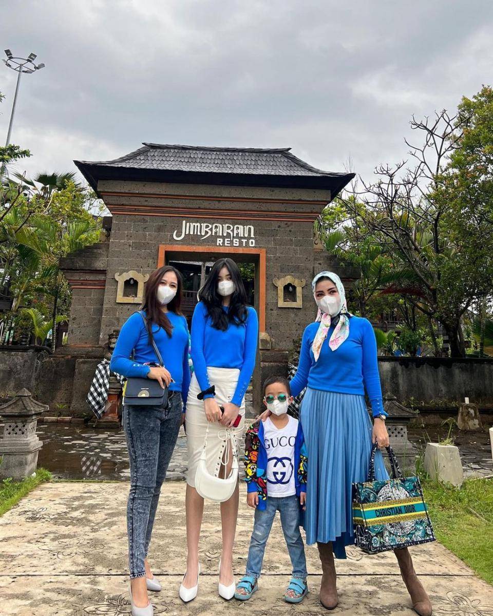 potret Bella Saphira dan anak-anaknya (instagram.com/bellasaphiraofficial)