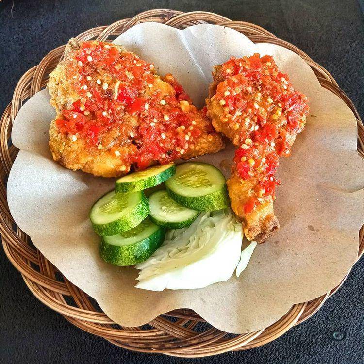 ayam geprek (instagram.com/yuk.kita_makan)