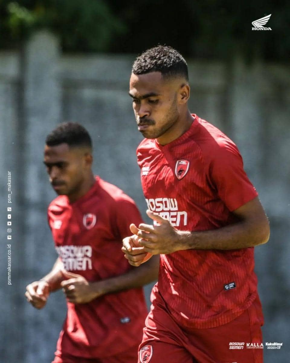 Pemain PSM Makassar Yakob Sayuri dalam sesi latihan di Lapangan Karya Manunggal Sidakarya Denpasar, Kamis 17 Februari 2022. (Instagram.com/psm_makassar)