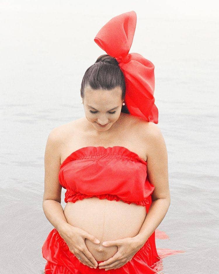 Maternity photo Nadine Chandrawinata dan Dimas Anggara. (Govinda Rumi via Instagram.com/nadinelist)