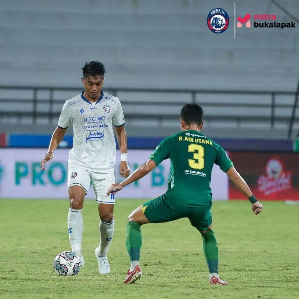 Rizky Dwi Febrianto saat menghadapi Persebaya Surabaya. Instagram/aremafcofficial