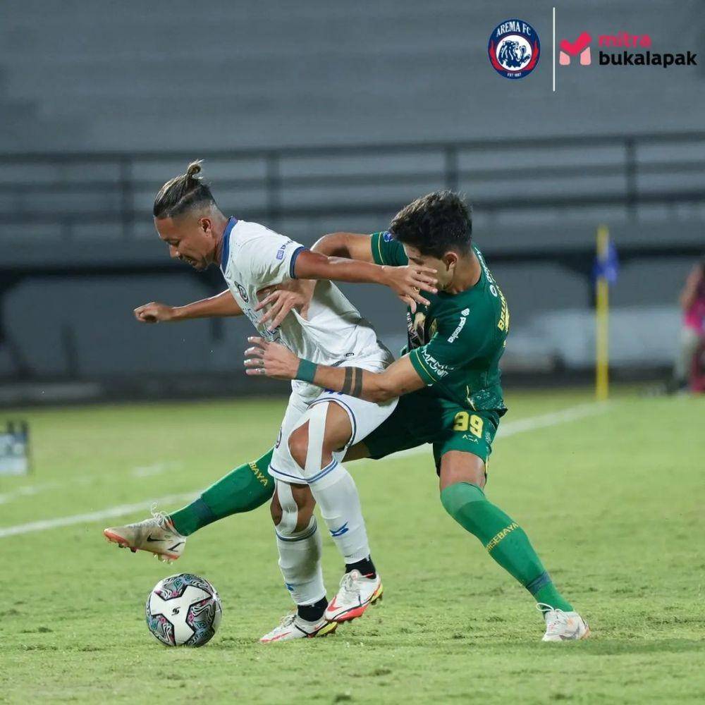 Dendi Santoso berduel dengan Bruno Moreira. Instagram/aremafcofficial