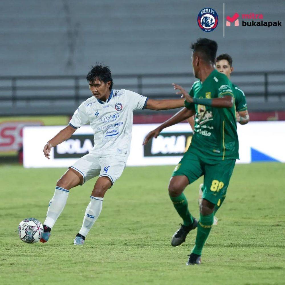 Jayus Hariono saat bermain menghadapi Persebaya. Instagram/aremafcofficial